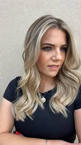 Morena iluminada 🍂 Mechas sutis e luminosas ,criando um efeito natural e  radiante, que realça a beleza e a luminosidade do rosto. Pelas mãos :  @domingues.samu