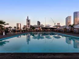 Gestaltung und möblierung einer ca. City Beach Flowcation Ima Rooftop Open Air Locations In Frankfurt Frizz Frankfurt