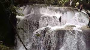 Para pengunjung yang datang tidak dipungut biaya masuk sepeser pun untuk bisa menikmati pemandangan dan kesegaran air terjun kapas biru. Air Terjun Lumoli Wisata Seram Bagian Barat Yang Wajib Di Kunjungi