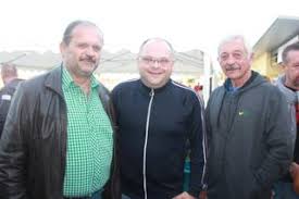 Gute Stimmung trotz Niederlage bei der Einweihungsfeier: Eine Tribüne für  die jungen Fans