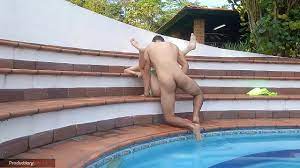 mientras unos follan en la barra de la cabaña nosotros fornicamos en la  piscina - XVIDEOS.COM
