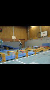 Handstandklötze, parallettes, turnbänke und sprossenwände. Kasten Tunnel Matten Kinderturnen Turnen Turnen Mit Kindern