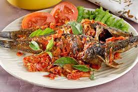 Atau mungkin anda bisa membuat bumbu sendiri selain pakai bumbu berikutnya goreng ikan lele yang sudah dilumuri bumbu tersebut. Lele Penyet Kemangi Rahasia Menu Lezat Yang Buat Keluarga Susah Berhenti Makan Semua Halaman Sajian Sedap
