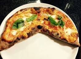 Salsa pomodoro, fior di latte, ricotta e salame piccante. Le Bonta Di Napoli La Gustosa Magia Del Calzone Napoletano Ecco La Ricetta