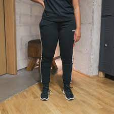 Aber nicht nur nike auch adidas herrenjogginghosen sind beliebter denn je. Adidas Jogginghose Mit 3 Streifen Damen Schwarz Adidas Decathlon