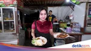Bikin sambal lalapan cabang purnama : Laris Manis Penjual Bebek Goreng Cantik Ini Diantre Pembeli