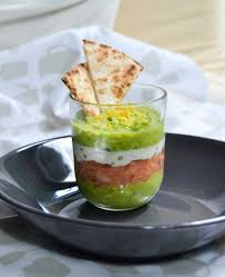 Vorspeise Im Glas Mit Guacamole Und Lachs Raffinierte Vorspeisen Vorspeisen Rezepte Fingerfood Vorspeisen