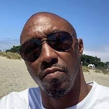 Robert Hobday's Instagram, Twitter & Facebook