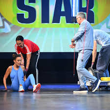 Großer Schock im ersten Spiel. 🤯 Verona Pooth zeigt vollen Einsatz und  schießt sich damit beinahe selbst ins Aus. Trotz des verletzungsbedingtem  Nachteils entscheiden die Pooths die erste Runde für sich! 🙌🏼