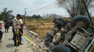 Berikut adalah daftar kodepos kecamatan ngasem kabupaten/kota bojonegoro propinsi jawa timur. Sebuah Tiang Listrik Pln Di Purwosari Bojonegoro Patah Tertimpa Truk Molen Yang Terguling Beritabojonegoro Com