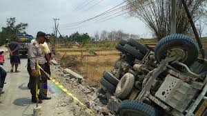 51 kkn par gel.1 2017 uin sunan ampel sby di desa ngantru kec. Sebuah Tiang Listrik Pln Di Purwosari Bojonegoro Patah Tertimpa Truk Molen Yang Terguling Beritabojonegoro Com