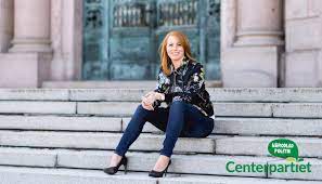 Annie lööf var næringsminister i regjeringen reinfeldt fra 2011 og til regjeringen gikk av i 2014. Annie Loof On Twitter For Tva Ar Sedan Fokuserade Jag Pa Skolan Forra Aret Jamstalldhet Och Kampen Mot Hedersvald Valkomna For Att Lyssna Pa Arets Sommartal Https T Co P9ic5nwsmg