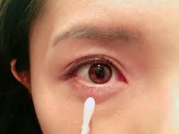 引き方より引く前の対処を アイラインを引く前に綿棒で水分や油分を取る 一重のアイラインの引き方まとめ 見えない 目尻 まぶた にじむ のサムネイル画像 アイライン 引き方 アイライン アイライン にじまない