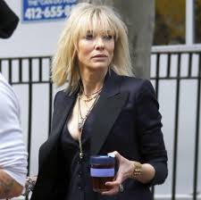 Debbie ocean (sandra bullock) recruits a crew of specialists to plan and execute a heist in new york. Cate Blanchett S Badass Jewelry In Ocean S 8 The Adventurine