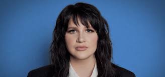 Amanda Cook's Instagram, Twitter & Facebook