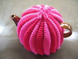 The ribbing and negative ease this sweet and colorful tea cozy pattern uses small amounts of left over worsted weight yarn to create a charming, lined topper that really keeps tea hot. 10 Teapot Cozy Free Knitting Patterns Blog Nobleknits