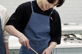 Suamiku gak bisa ikut ngantar, soalnya lagi sibuk jawabku singkat. Calon Suami Idaman 10 Potret Karismatik Member Bts Saat Memasak