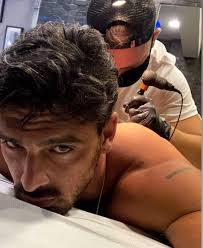 Discover images and videos about michele morrone from all over the world on we heart it. Hoy Le Hicieron Un Nuevo Tattoo A Michele Morrone Luxe Facebook