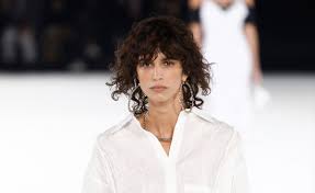 40 frisuren für naturlocken zum selbermachen mit anleitung. Trend Frisuren Fur Locken Diese Looks Sind 2020 Angesagt Elle