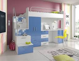 Il letto a soppalco è accompagnato da una libreria in legno grezzo che circonda tutto il tatami, e che ne caratterizza anche la zona dei piedi. Multifunzione Lucidissimo Letto A Soppalco In 7 Colori Paradiso Iv S
