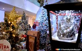 Warna tradisional hari krismas adalah merah, putih, hijau, perak dan juga warna keemasan. Boleh Ucap Selamat Hari Krismas Tetapi Tidak Boleh Pakai Seperti Santa Claus Kata Mufti Terengganu Free Malaysia Today Fmt