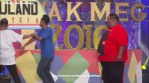 Afdhlin shauki, douglas lim, harith iskandar, nabil ahmad, bocey, sherry alhadad, jihan muse, rayza mukmin, shuk balas sinopsis : Download Maharaja Lawak Mega 2013 Minggu 12 Persembahan Zaman Kolej Bocey In Hd Mp4 3gp Codedfilm