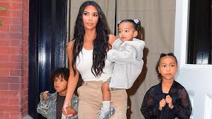 Kim kardashian was joined by her four kids and her sister khloe. Kim Kardashian Films Kardashian Kids After Sleepover Watch Hollywood Life Gente Famosa