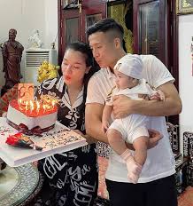 Trong tiệc sinh nhật của cô bạn gái dianka, dù soi ra biểu cảm lạc lõng của bùi tiến dũng với những người bạn của dianka, nhưng nhiều người cũng phát hiện ra một hành động đầy hạnh phúc của cặp đôi. Con Gai RÆ°á»£u Cá»§a Cáº§u Thá»§ Bui Tiáº¿n DÅ©ng ChÆ°a Ä'áº§y 2 Tuá»•i Ä'a Co Bst Giay Khá»§ng