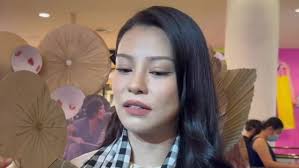 Đạo diễn Quang Dũng sánh đôi bạn gái trên thảm đỏ