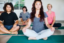 Yoga online einfach zu hause üben. What Is Trauma Informed Yoga Yoga Ed