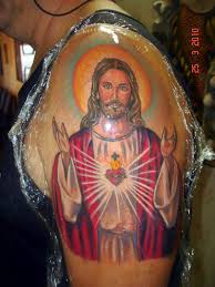 O sagrado coração de jesus apareceu a santa margarida maria alacoque, jovem religiosa da ordem da visitação, para transmitir sua mensagem de misericórdia e confiança, expressa no coração humano e divino do verbo encarnado. Tatuagem Sagrado Coracao De Jesus