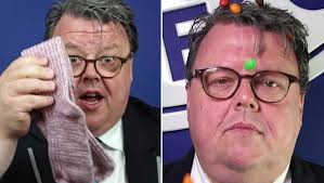 Video: 14-year-old boy sets world record by turning his feet back-to-front 