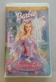También hay juegos de barbie de pc educativos, de maquillaje, peinado, aventuras, rompecabezas, baile, fiesta y hasta con puzles numéricos y animales o mascotas. Barbie Of Swan Lake Vhs 2003 Barbie Fairytopia Mermaid Movies Barbie Swan Lake