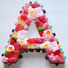 Lettre En Bonbons Les Lettres De Son Prenom Ou De Ses Initiales Realisees En Petits Bonbons Pour Encore Plus De Plaisi Bonbon Gateau Bonbon Idee Anniversaire