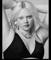 _hollyrose__ + @indre.aleksiuk shot by @saloniagarwalphoto, makeup  @deannamelluso, hair @_andrewcchen_, style by me. TY @bizzy.bean  @ohsorachelle 🖤🤍 @mojeh_magazine