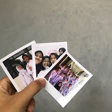 Kami menyediakan 2 jenis ukuran untuk foto polaroid yakni 8.5 x 10 cm dan 9 x 6 cm. Cetak Foto Ala Polaroid Khusus Ukuran Persegi Shopee Indonesia