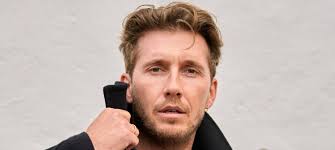 Dramatikeren Sven Holm er død