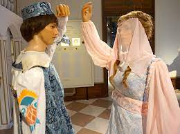 Der tschechische märchenfilm drei haselnüsse für aschenbrödel ist kurz vor weihnachten aus dem deutschen fernsehprogramm nicht wegzudenken. Marchenhaft Drei Haselnusse Fur Aschenbrodel Die Ausstellung Reiseblog Viermal Fernweh