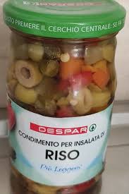 Riso bollito condito con tonno, insalata, pomodorini, verdure riponete in frigo. Condimento Per Insalata Di Riso 290 G