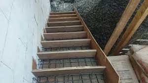 Naiki pijakan egrang dengan posisi yang seimbang dengan mendahulukan kaki sebelah kiri, selanjutnya disusul dengan kaki kanan. Cara Mudah Membuat Tangga Rumah Dari Beton Bertulang