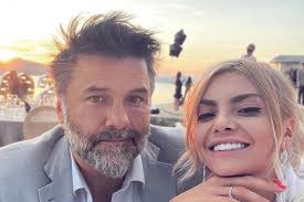 Charles Pearce odgovorio je pratiteljici na komentar kako mu je mjesto uz  Ellu s kojom ima kćeri