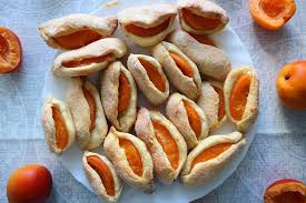 Aprikosen Kusschen Aus Zartem Hefe Murbeteig Einfaches Rezept Rezepte Hunde Futter Rezeptideen