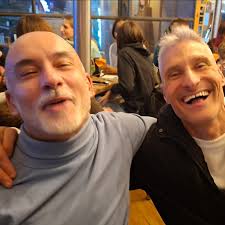 Siamo fatti dello stesso materiale di cui sono fatte le stelle. Cosi  racconta Mario Calabresi in un suo libro famoso . Materia , empatia, luce.  Con l'amico Ernesto ho imparato anche a