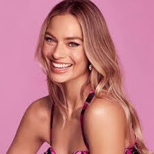 Courtney Schmidt's Instagram, Twitter & Facebook