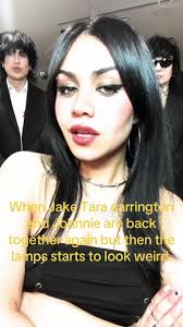 Reunião do Grupo de Amigos: Jake e Johnnie Juntos Novamente