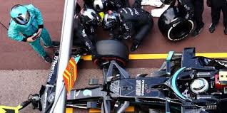 @mercedesamgf1 driver never give up #vb77 valtteribottas.com. Valtteri Bottas Radmutter Klemmt Noch Immer Am Auto Fest