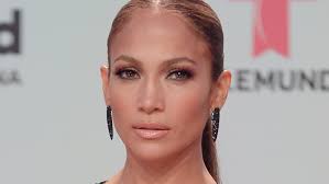 Eine völlig ungeschminkte jennifer lopez hat es sich hinter ihm in einem flauschigen bademantel die sängerin und schauspielerin zeigte sich bereits vor einer woche ungeschminkt mit ihren. Jennifer Lopez Sieht Ungeschminkt Unglaublich Jung Aus