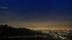 Kakak tertua dari 3 bersaudari yang telah lama merantau kini datang untuk membacakan dongeng dari tanah sunda yaitu sangkuriang. Dongeng Tangkuban Perahu Bahasa Sunda Masnurul