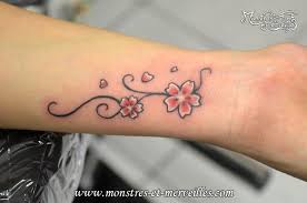 Petit moment de bonheur au jardin le pinson des arbres est venu se poser tout près de moi d abord sur le petit pont du bassin puis encore plus près à environ 2 m de moi il est resté un petit moment sans. Tatouages Fleurs Plantes Monstres Et Merveilles Tatouage Fleur Tatouage Fleur Poignet Fleurs Au Poignet