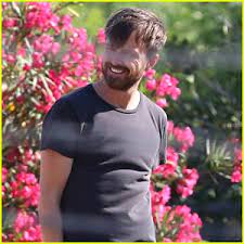 Aaron yan's dr.douxi endorsement pics taken from his newly reopened official japanese fanclub page on. Aaron Paul Looks So Different With Long Hair While Filming A New Movie In La Aaron Paul Just Jared